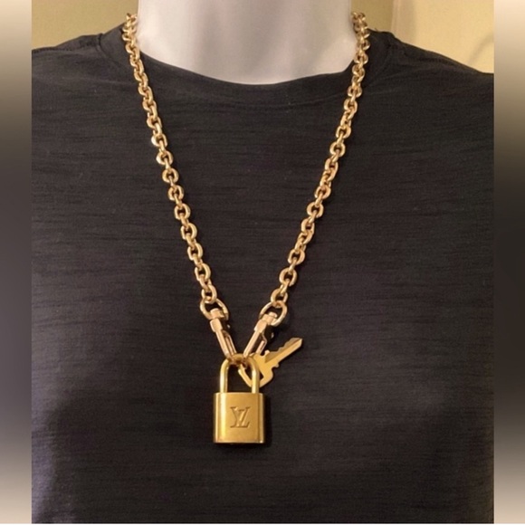 ✅ AUTHENTIC LOUIS VUITTON LOCK&KEY PENDANT - Picture 3 of 6